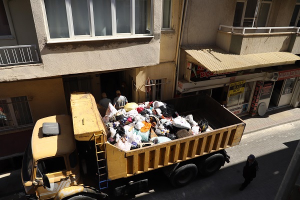 Foto - Bu evden tam 7 kamyon çöp çıktı