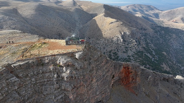 Foto - Bu eve tırmanmak cesaret istiyor! Uçurum kenarındaki evde kilit bulunmuyor