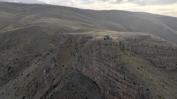 Bu eve tırmanmak cesaret istiyor! Uçurum kenarındaki evde kilit bulunmuyor