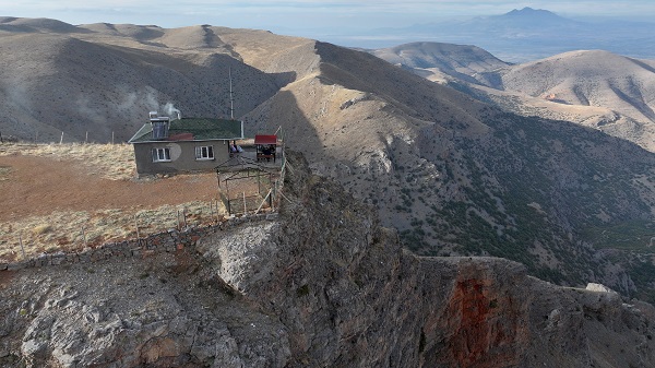 Foto - Bu eve tırmanmak cesaret istiyor! Uçurum kenarındaki evde kilit bulunmuyor