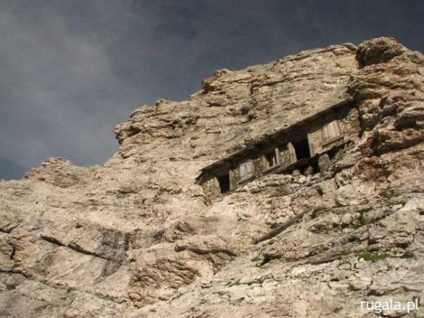 Foto - Bu evin hikayesi insanı şaşkına çeviriyor! Bu ev oraya nasıl yapıldı? Dağcılar bile zor ulaşıyor! "Dünyanın en yalnız evi" seçildi!