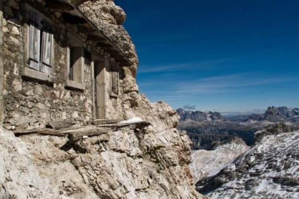 Foto - Bu evin hikayesi insanı şaşkına çeviriyor! Bu ev oraya nasıl yapıldı? Dağcılar bile zor ulaşıyor! "Dünyanın en yalnız evi" seçildi!