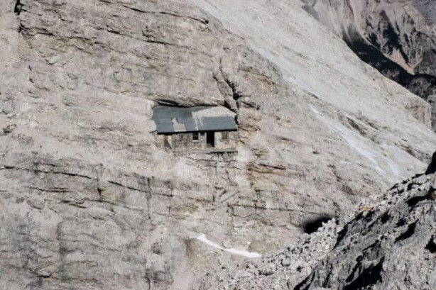 Foto - Bu evin hikayesi insanı şaşkına çeviriyor! Bu ev oraya nasıl yapıldı? Dağcılar bile zor ulaşıyor! "Dünyanın en yalnız evi" seçildi!