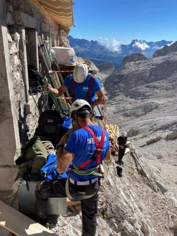 Foto - Bu evin hikayesi insanı şaşkına çeviriyor! Bu ev oraya nasıl yapıldı? Dağcılar bile zor ulaşıyor! "Dünyanın en yalnız evi" seçildi!