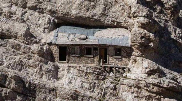 Bu evin hikayesi insanı şaşkına çeviriyor! Bu ev oraya nasıl yapıldı? Dağcılar bile zor ulaşıyor! "Dünyanın en yalnız evi" seçildi!