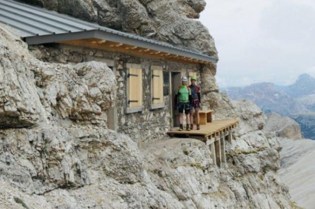 Foto - Bu evin hikayesi insanı şaşkına çeviriyor! Bu ev oraya nasıl yapıldı? Dağcılar bile zor ulaşıyor! "Dünyanın en yalnız evi" seçildi!