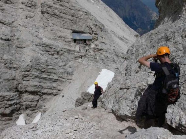 Foto - Bu evin hikayesi insanı şaşkına çeviriyor! Bu ev oraya nasıl yapıldı? Dağcılar bile zor ulaşıyor! "Dünyanın en yalnız evi" seçildi!