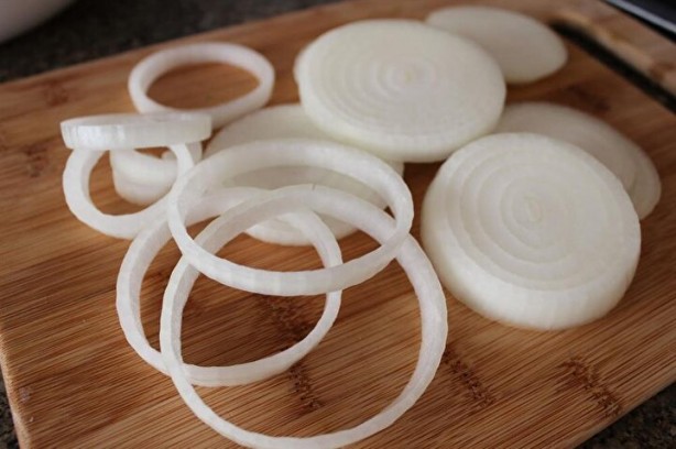 Bu faydasına inanamayacaksınız! Boynunuza soğan bağlayıp bir süre beklerseniz... 