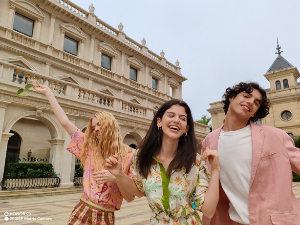 Foto - Bu fırsat kaçmaz! Bu telefon 2 bin 500 TL indirimin yanında kablosuz kulaklık hediyeli!