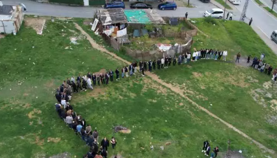 Bu gelenek asırlardır sürüyor! Teker teker sıraya girip başladılar