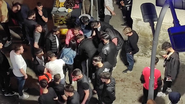 Bu gençlere ne oldu? Kavgalarında kan aktı...