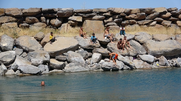 Foto - Bu göle girenin saçı sararıyor