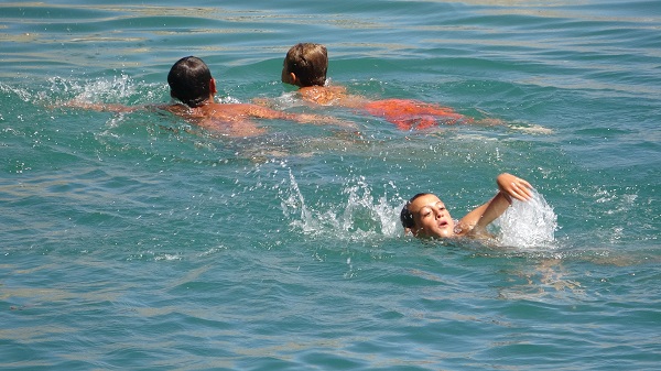 Foto - Bu göle girenin saçı sararıyor