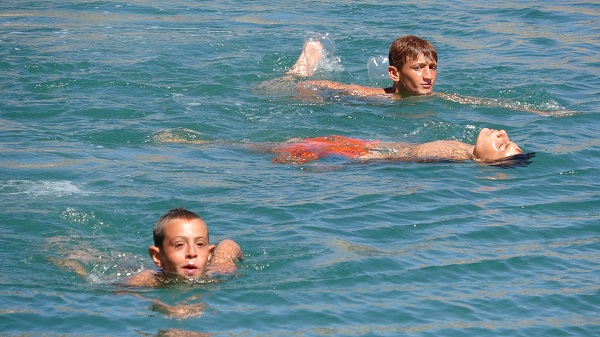 Foto - Bu göle girenin saçı sararıyor