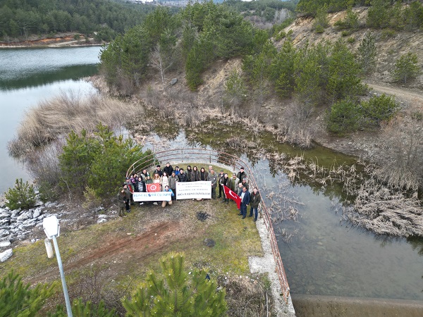 Foto - Bu gölet herkesi mest ediyor