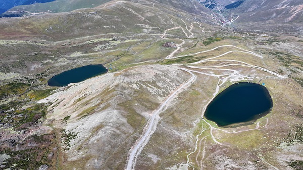 Bu gölleri görmek isteyenler zahmetli yolculuğa katlanıyor