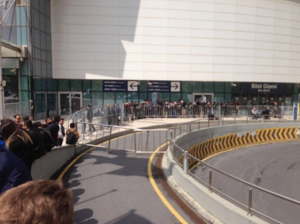 Foto - Bu görüntü bugün çekildi! Metrelerce kuyruk oluştu!