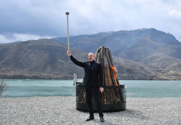 Foto - Bu görüntü işgalci Ermenistan'ı kudurtacak! Azerbaycan Devlet Başkanı Aliyev nevruz ateşini orada yaktı
