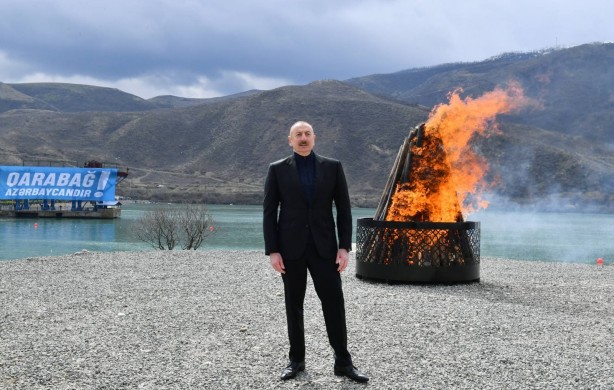 Foto - Bu görüntü işgalci Ermenistan'ı kudurtacak! Azerbaycan Devlet Başkanı Aliyev nevruz ateşini orada yaktı