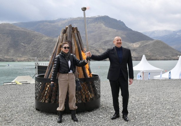 Foto - Bu görüntü işgalci Ermenistan'ı kudurtacak! Azerbaycan Devlet Başkanı Aliyev nevruz ateşini orada yaktı
