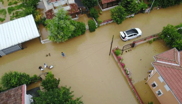 Foto - Bu görüntüler İstanbul'da çekildi! Evler su altında kaldı