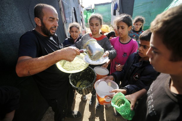 Bu görüntülere yürek dayanmaz! Binlerce Filistinli açlık ve susuzluk çekiyor! Yaşanan çatışmaların yükünü çocuklar taşıyor!