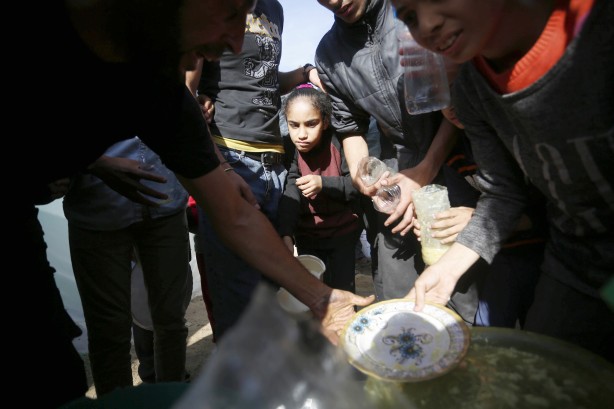 Foto - Bu görüntülere yürek dayanmaz! Binlerce Filistinli açlık ve susuzluk çekiyor! Yaşanan çatışmaların yükünü çocuklar taşıyor!