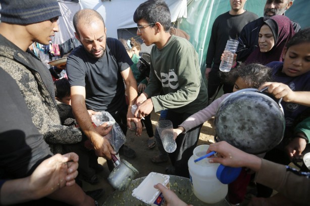 Foto - Bu görüntülere yürek dayanmaz! Binlerce Filistinli açlık ve susuzluk çekiyor! Yaşanan çatışmaların yükünü çocuklar taşıyor!