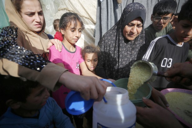 Foto - Bu görüntülere yürek dayanmaz! Binlerce Filistinli açlık ve susuzluk çekiyor! Yaşanan çatışmaların yükünü çocuklar taşıyor!