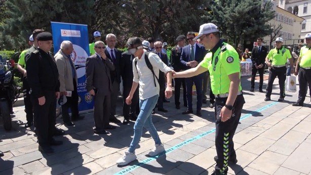 Foto - Bu gözlük içmeden sarhoş ediyor!