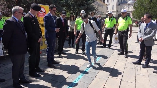 Bu gözlük içmeden sarhoş ediyor!
