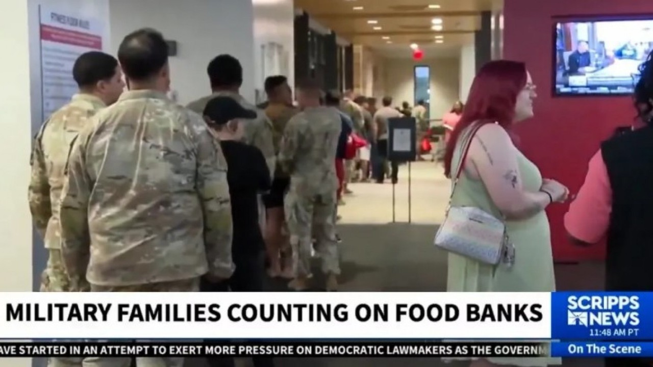 Bu günleri de görmek varmış: Maaşlarını alamayınca yemek kuyruğuna girdiler!