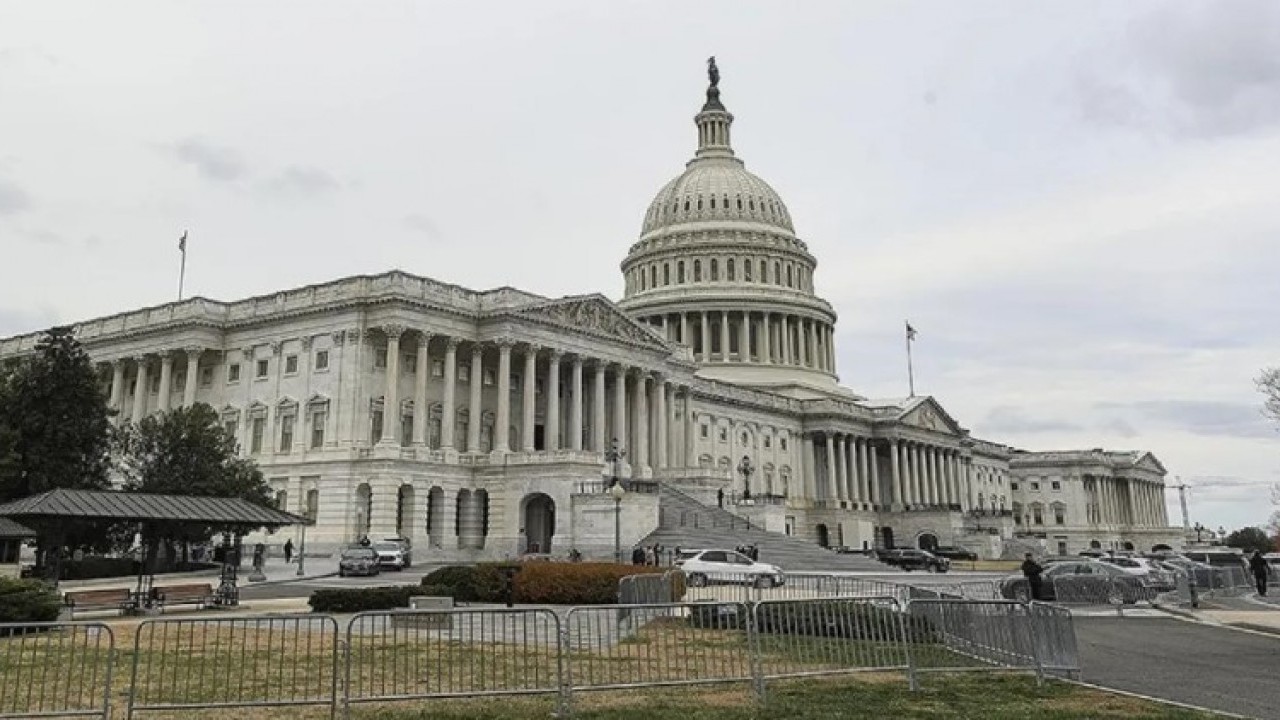 Foto - Bu günleri de görmek varmış: Maaşlarını alamayınca yemek kuyruğuna girdiler!