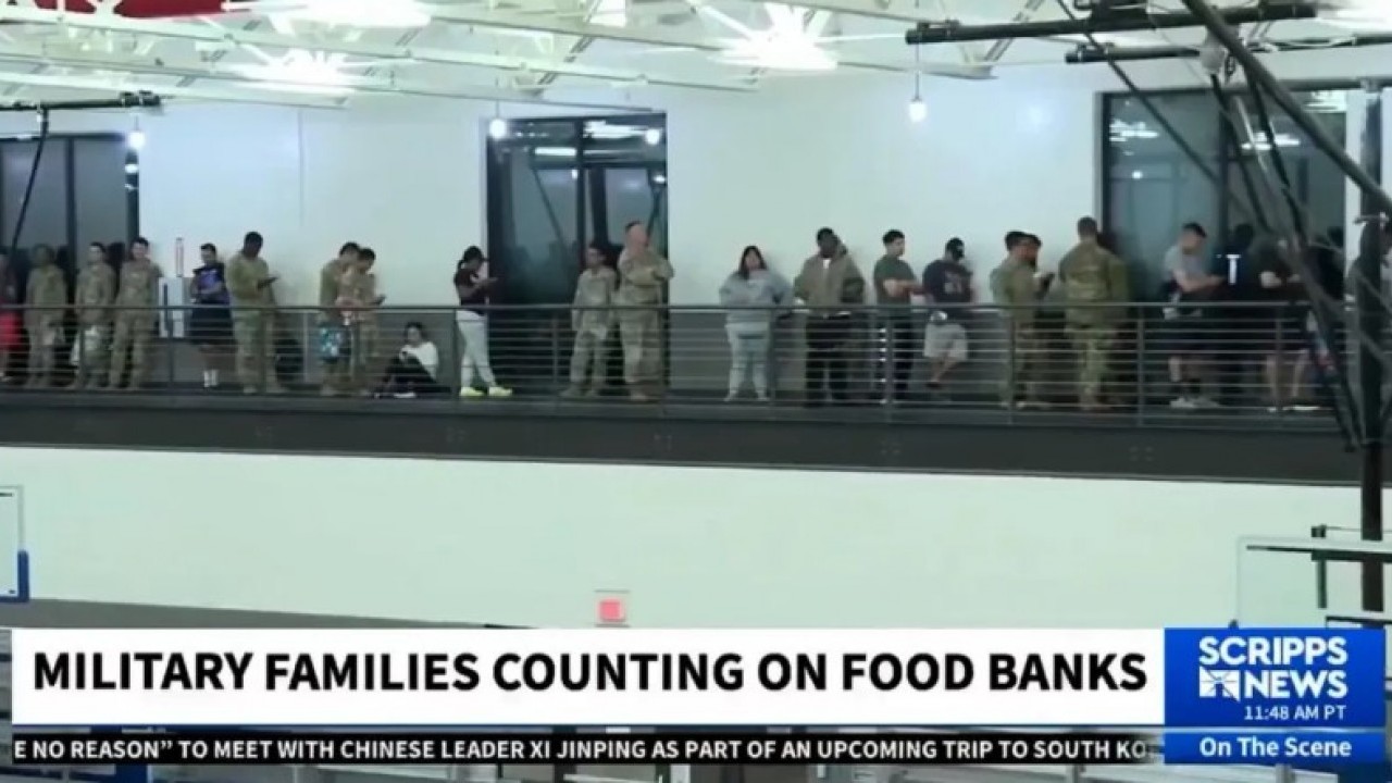 Foto - Bu günleri de görmek varmış: Maaşlarını alamayınca yemek kuyruğuna girdiler!
