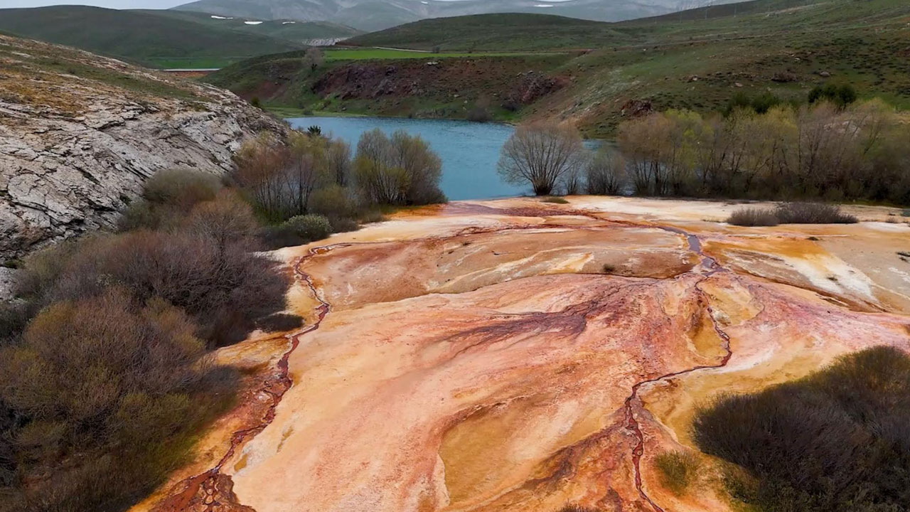 Bu güzellik keşfedilmeyi bekliyor! Kızıl travertenlerle örtülü doğal mucize
