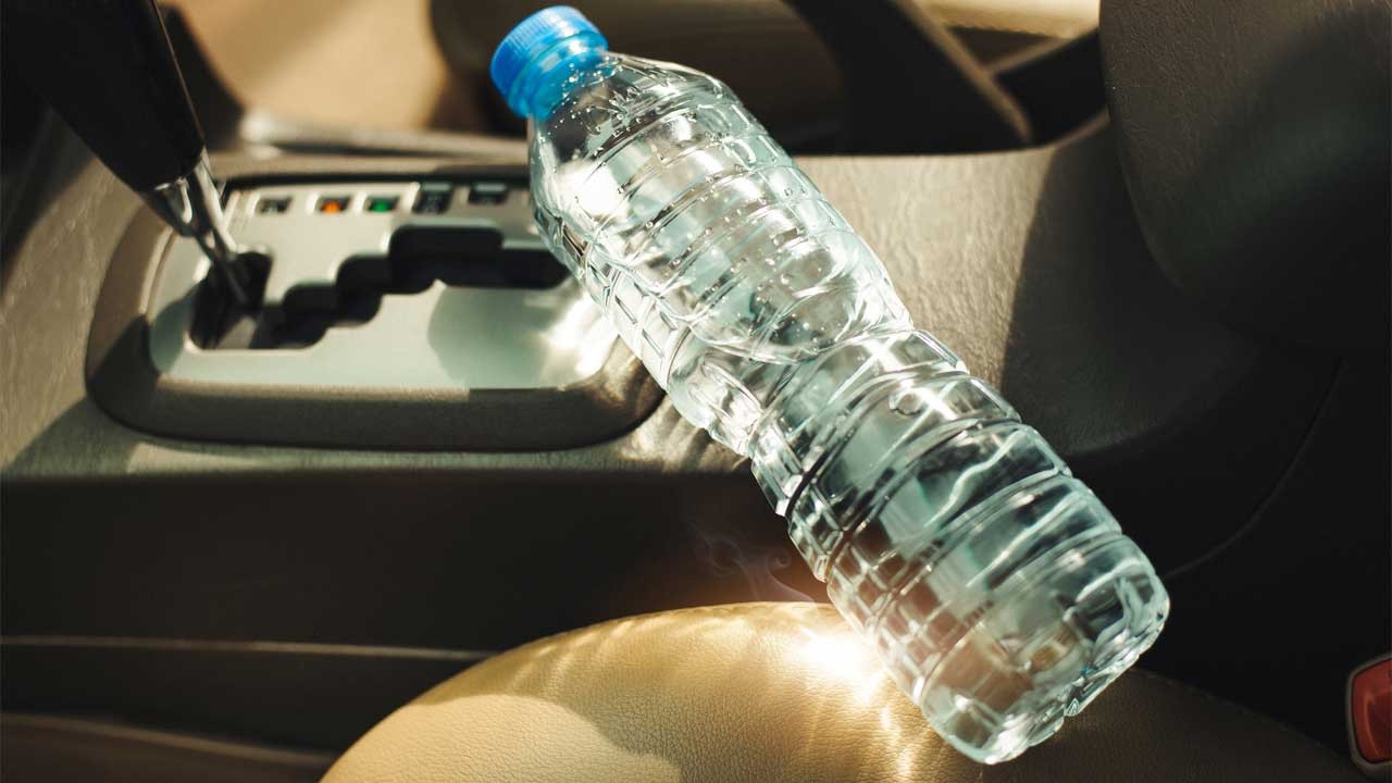 Foto - Bu haberi okuduktan sonra, arabada bir daha su şişesi bırakmayacaksınız! Meğer bu yüzden yangına sebep oluyormuş