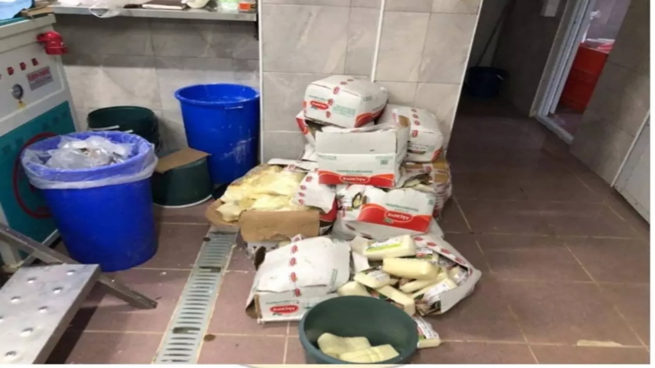 Foto - Bu haberi okuduktan sonra kaşar peyniri yemeye tövbe edeceksiniz! Sakarya’daki operasyonda ortaya çıktı! Mide bulandıran detay