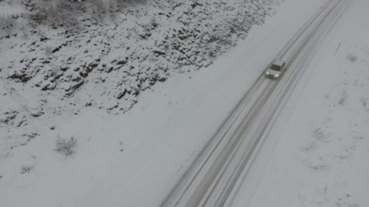 Foto - Bu haberi okumadan yola çıkmayın! Karlı ve buzlu yolda nasıl araç kullanılır?