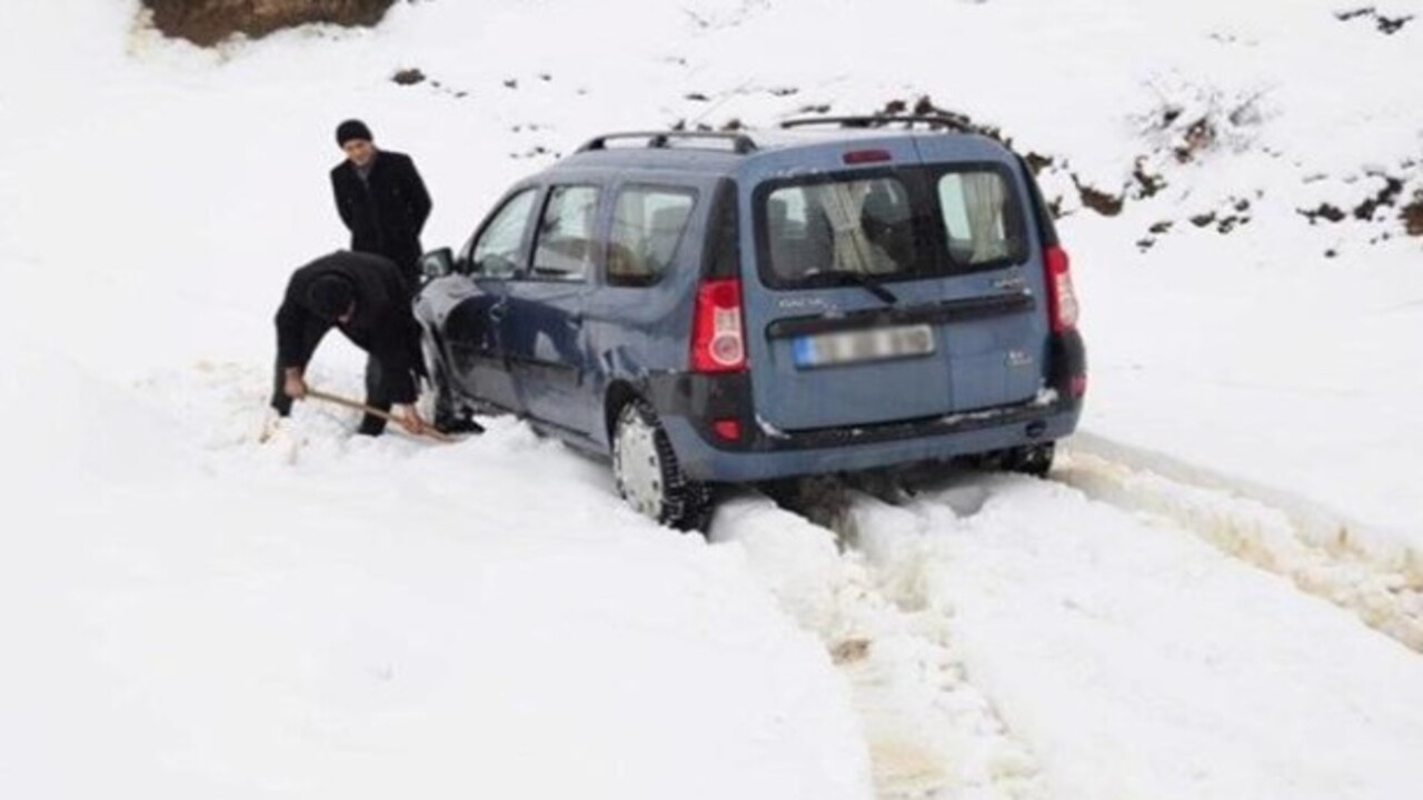 Foto - Bu haberi okumadan yola çıkmayın! Karlı ve buzlu yolda nasıl araç kullanılır?