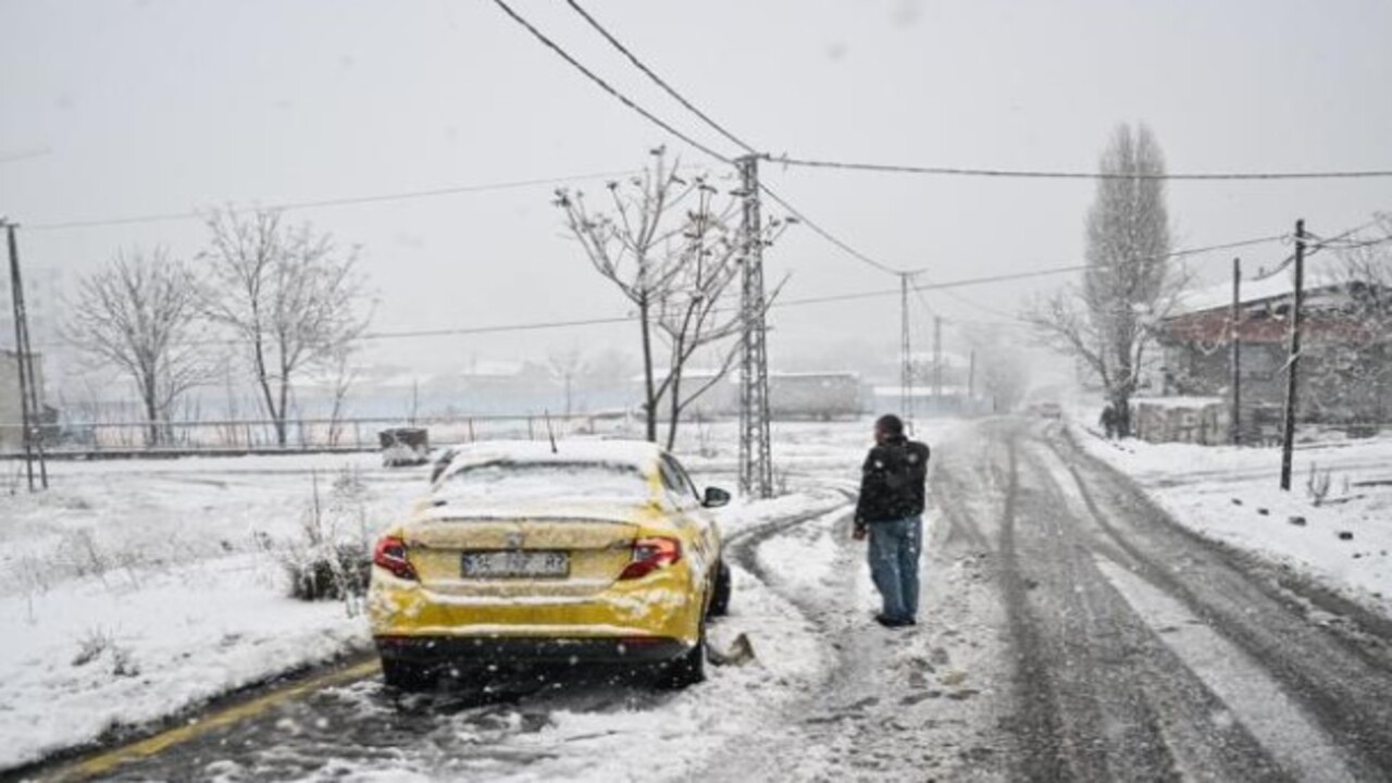 Foto - Bu haberi okumadan yola çıkmayın! Karlı ve buzlu yolda nasıl araç kullanılır?