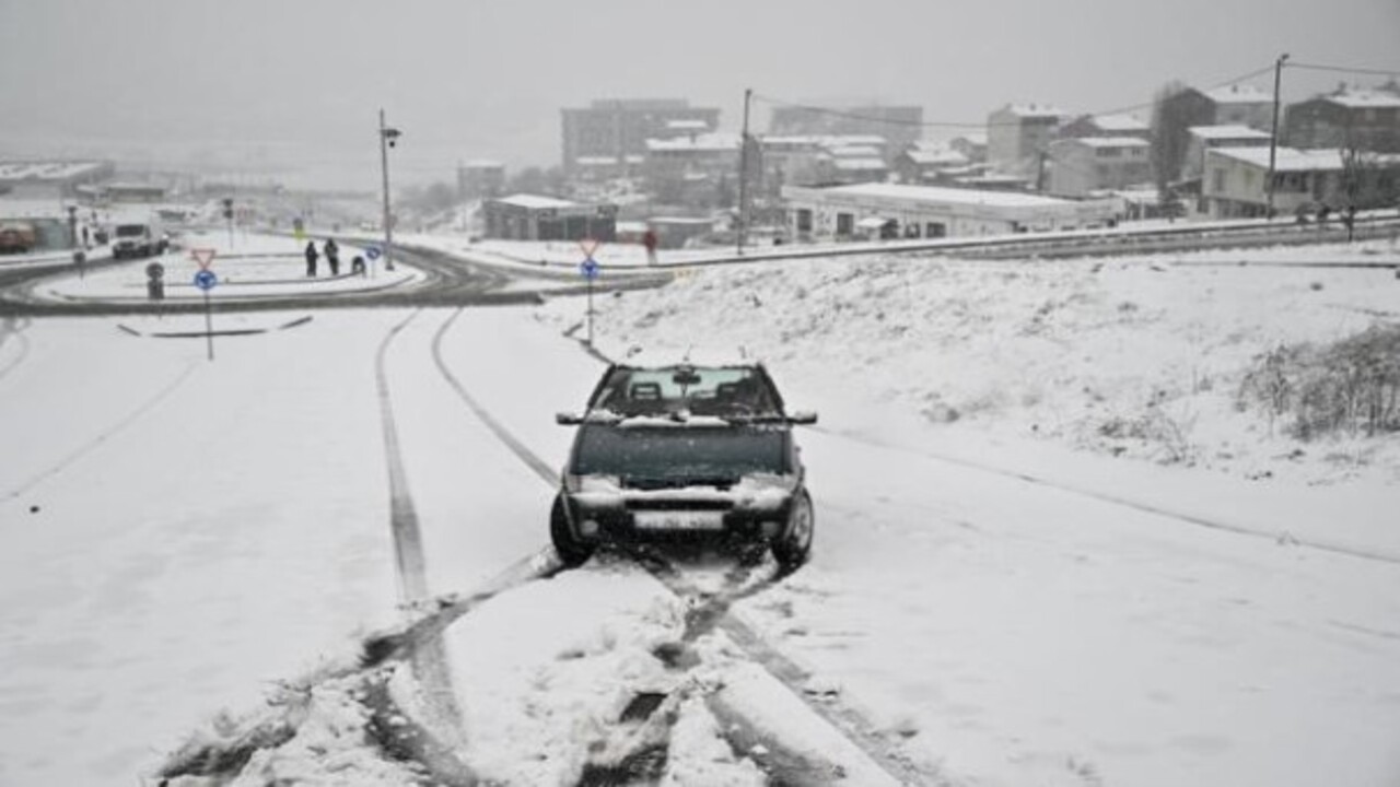 Foto - Bu haberi okumadan yola çıkmayın! Karlı ve buzlu yolda nasıl araç kullanılır?