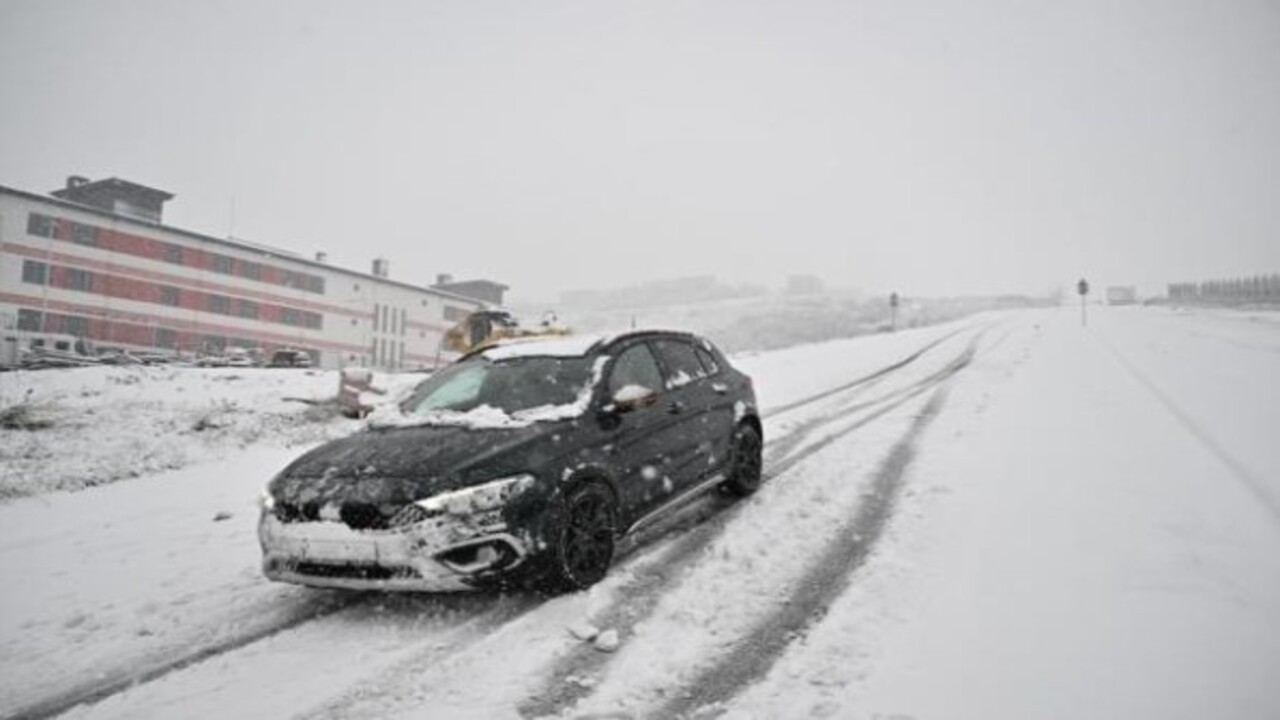 Foto - Bu haberi okumadan yola çıkmayın! Karlı ve buzlu yolda nasıl araç kullanılır?