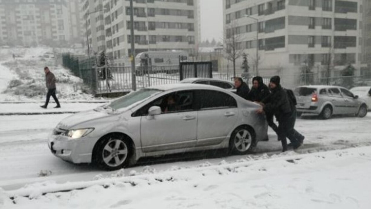 Bu haberi okumadan yola çıkmayın! Karlı ve buzlu yolda nasıl araç kullanılır?