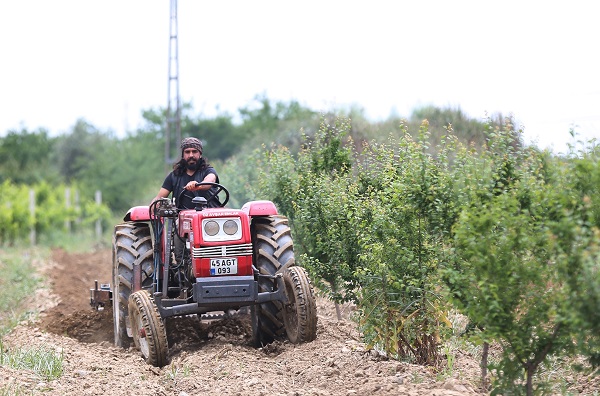 Foto - Bu halini görenler şaşırıyor! Kuruluş Osman oyuncusu hafta içi sette hafta sonu tarlada