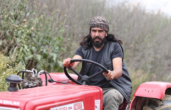 Foto - Bu halini görenler şaşırıyor! Kuruluş Osman oyuncusu hafta içi sette hafta sonu tarlada