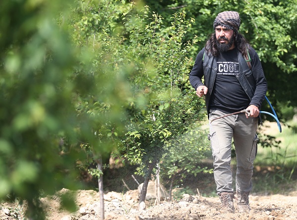 Foto - Bu halini görenler şaşırıyor! Kuruluş Osman oyuncusu hafta içi sette hafta sonu tarlada