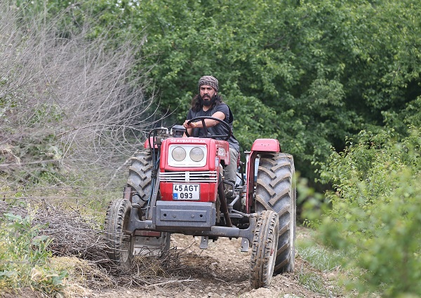 Foto - Bu halini görenler şaşırıyor! Kuruluş Osman oyuncusu hafta içi sette hafta sonu tarlada
