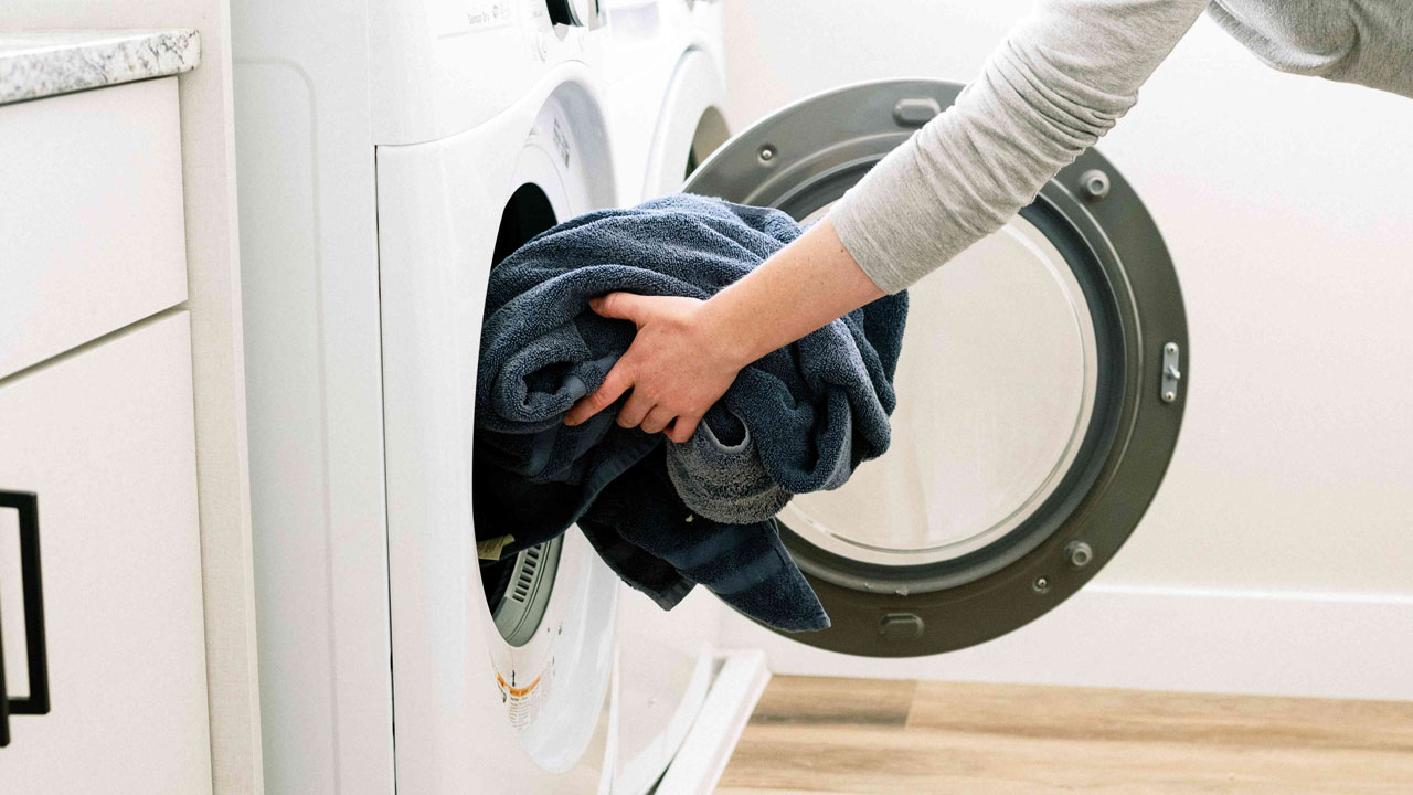 Foto - Bu hatalar kurutma makinesini de cüzdanınızı da yakıyor! Kurutma makinesine atmamanız gereken 7 şey