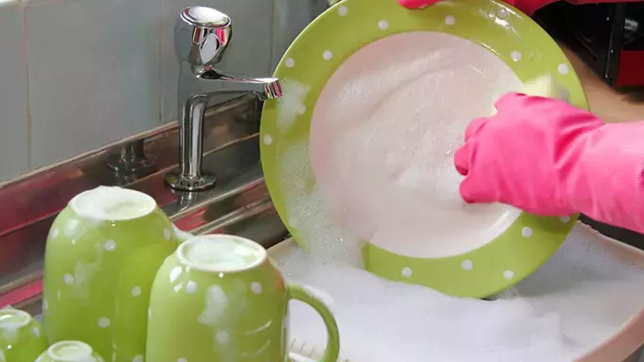 Foto - Bu hatayı hepimiz yapıyoruz! Buram buram kokan bulaşık makinesine en etkili çözüm! 