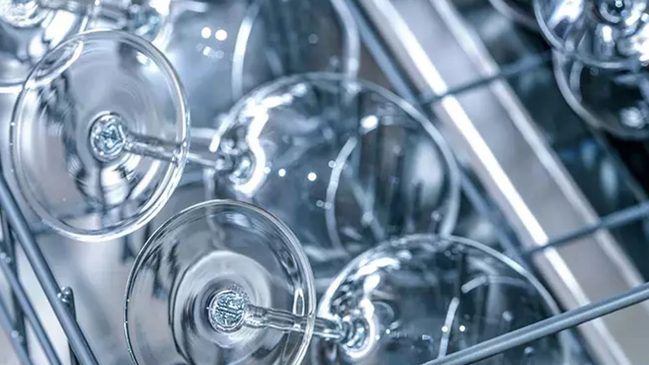 Bu hatayı hepimiz yapıyoruz! Buram buram kokan bulaşık makinesine en etkili çözüm! 